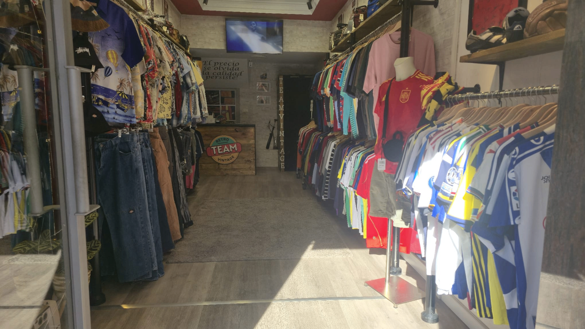 Rack de ropa vintage en Team Retro